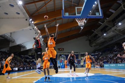 Carles Bivià llança a cistella malgrat la intimidació de Shaquille Cleare, que ahir va ser un colós sota els dos taulers per liderar el triomf lleidatà.