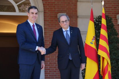 Sánchez y Torra se saludan este miércoles en las puertas del Palacio de la Moncloa.