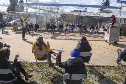 Adolescentes asistieron ayer al primer ‘working progress’ en el patio de la Oficina Jove de  l’Urgell. 