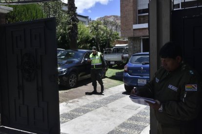 Policia boliviana en l’accés de l’ambaixada de Mèxic a La Paz.