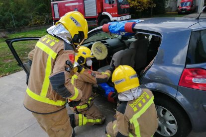 Bomberos de Lleida y La Seu hicieron ayer prácticas de rescate.