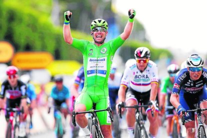 Cavendish celebra el triomf d’etapa al traspassar la línia de meta.