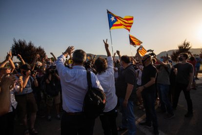 Forn, Cuixart, Junqueras i Romeva s’acomiaden poc abans de tornar a ingressar a la presó dimarts.