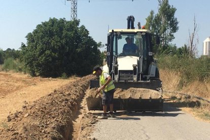 Les obres per canviar canonades al camí del Reguer.