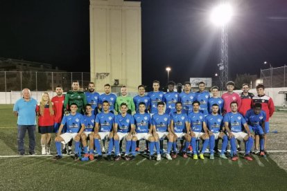 La plantilla i cos tècnic de l’Alcarràs amb l’entrenador Jordi López, el preparador físic Eric Ropero i l’analista Adrià Peláez.