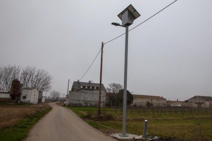 Un dels nous fanals solars en un camí no urbanitzat.