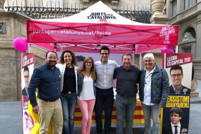 Membres de la candidatura de JxCat en un estand ahir a la plaça de la Catedral.