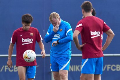 Ronald Koeman, ahir durant l’entrenament de la plantilla.