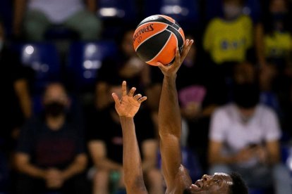 Nigel Hayes intenta palmejar davant la defensa de Jaleen Smith.