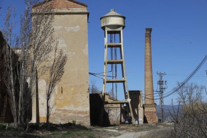 La xemeneia de la Mata de Pinyana a Alguaire, on s’ha instal·lat una colònia de cigonyes.