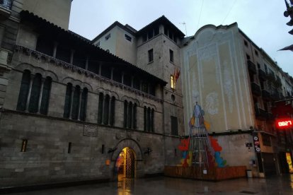 Paeria de Lleida  -  La Paeria retiró la pancarta y el lazo en favor de los presos del procés a instancias de la junta electoral, que ha exigido quitarlas también en Alcarràs, Almatret, Torrefarrera y otros municipios leridanos hasta después d ...