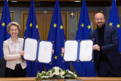 Ursula von der Leyen y Charles Michel muestran los acuerdos del Brexit tras haberlos firmado.