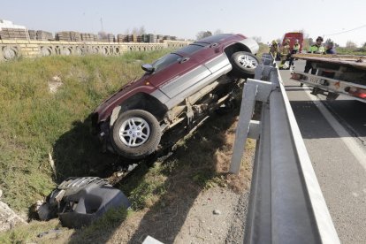 Vista del vehículo accidentado ayer al mediodía tras sufrir una espectacular salida de vía en la N-240 en Almacelles. 