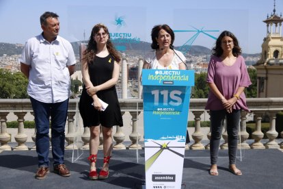 La presidenta de la ANC, el presidente de AMI y miembros de Òmniun Cultural durante la presentación.