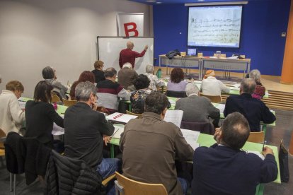 Imagen de la primera sesión, celebrada ayer en la biblioteca. 