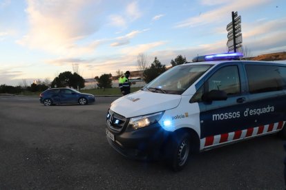 Al fondo, imagen del turismo implicado en el accidente de la LL-11. 