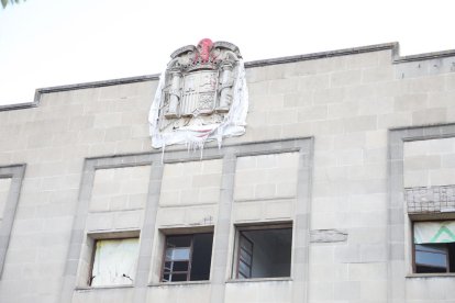 El escudo se ocultó en 2017 con una lona, pero actualmente está destapado.