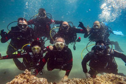 Alumnos de la escuela Subaquàtic Cervera durante una de las salidas al mar.