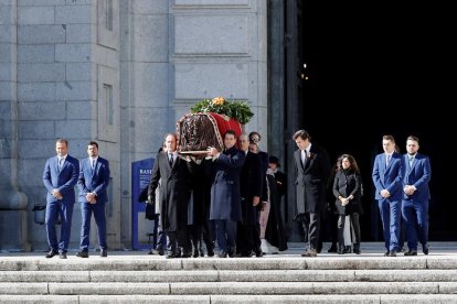 Los allegados portando en hombros el ataúd (i) antes de su llegada a Mingorrubio (c), donde también se concentró Antonio Tejero (d). 