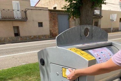 Una tarjeta o aplicación de móvil abre los contenedores. 