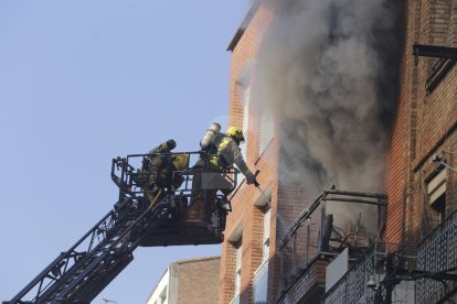 Bombers trabajan en un incendio en un piso.