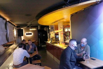 Los ‘pubs’ se reconvierten en bares  -  Algunos ‘pubs’ de Lleida ciudad, como el ‘Maracas’ de la calle Bonaire, han decidido reconvertirse en bares aprovechando la doble licencia que concede el ayuntamiento mientras continúe la actual  ...