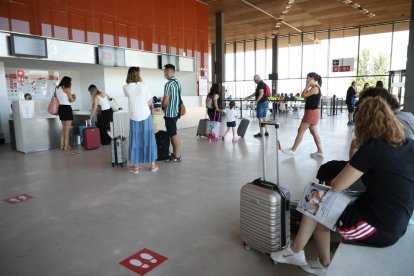 Alguns dels passatgers que van volar ahir a les illes Balears des de l’aeroport d’Alguaire.