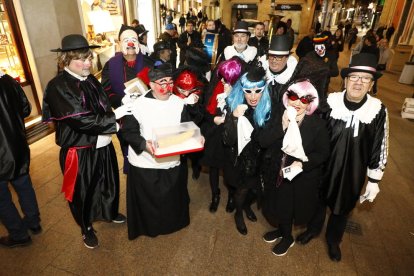 La festa de les restes de Pau Pi va recórrer ahir l’Eix Comercial de Lleida per acomiadar el Carnaval.