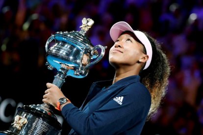 La jove japonesa Naomi Osaka aixeca el trofeu conquerit a l’Open d’Austràlia.