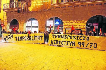 Els manifestants dimarts a la tarda davant de la Paeria.