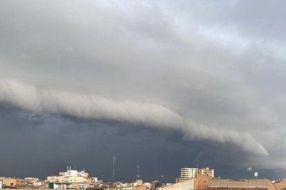 Una finca agrícola de Lleida negada ahir per l’aigua.