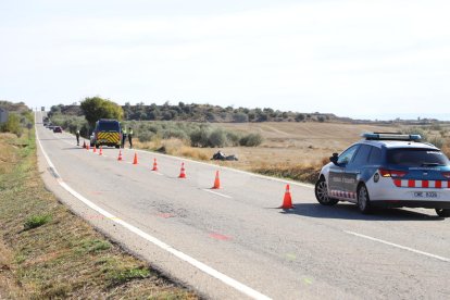 El lugar del accidente, con la motocicleta de la víctima al fondo.