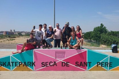 Imagen del nuevo Skatepark con sus pintores.