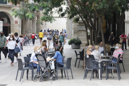 Clientes en la terraza de un bar en Lleida.