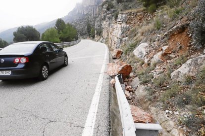 El despreniment de roques ahir a la C-13 a l'altura de Camarasa, al pont del Pastor.