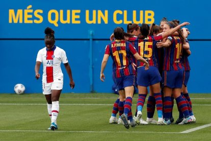 Jugadores del FC Barcelona celebren el segon gol aconseguit ahir contra el PSG.