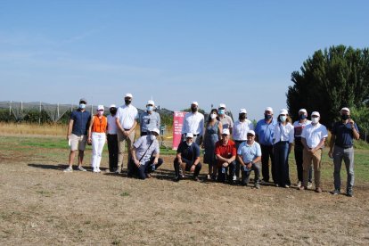 Alcaldes i representants institucionals ahir a la finca de l’IRTA a Mollerussa.