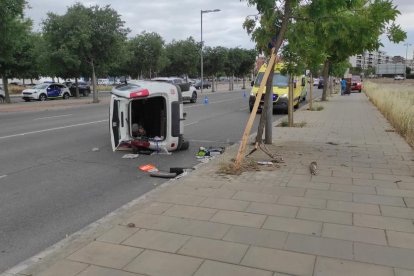 Vehicle accidentat ahir a l’avinguda Miquel Batllori de Lleida.