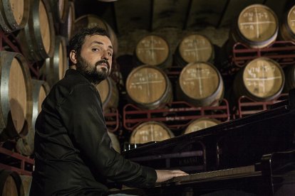 El pianista es va ‘tancar’ durant set mesos en un celler del Priorat per compondre el disc ‘Ètim’.