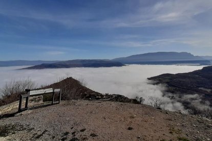 Vista d'un mar de boira aquest diumenge des del Castell de Mur, al Pallars Jussà, sobre la vall del Noguera Pallaresa.