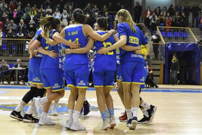 Les jugadores del Cadí van celebrar al mig de la pista la gran victòria davant d’una afició entregada.