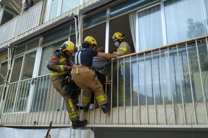 Atrapada en un balcó per voler auxiliar la seua mare després de caure