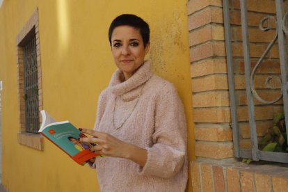 La periodista i escriptora Gemma Ruiz, ahir amb el llibre a Lleida.