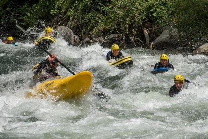 Turistes fent esports d’aventura al Sobirà.