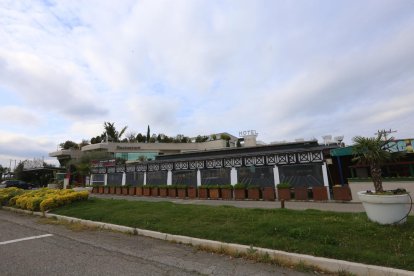 Vista de l’exterior de l’Hotel Nastasi, al complex hoteler de La Fonda situat al peu de la carretera d’Osca.