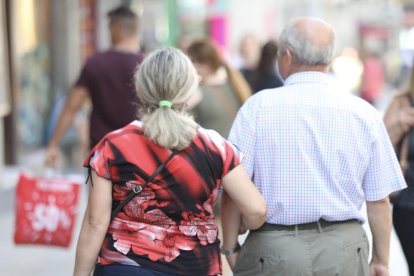 Dos pensionistes passejant aquest estiu.