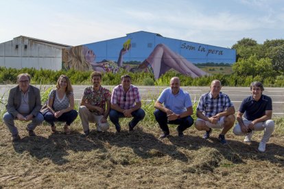 Representants de l’Administració, de Pera de Lleida, la cooperativa i l’autor davant del mural.