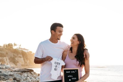 Alex Morgan, junto a su pareja, anunciando su embarazo.