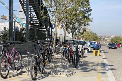 Bicicletas en el aparcamiento de bonÀrea de Guissona.