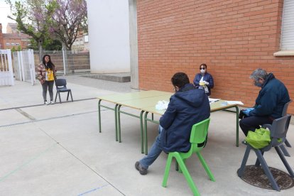 Les famílies van ser citades de forma escalonada, com mostra aquesta foto al col·legi Joan Maragall.